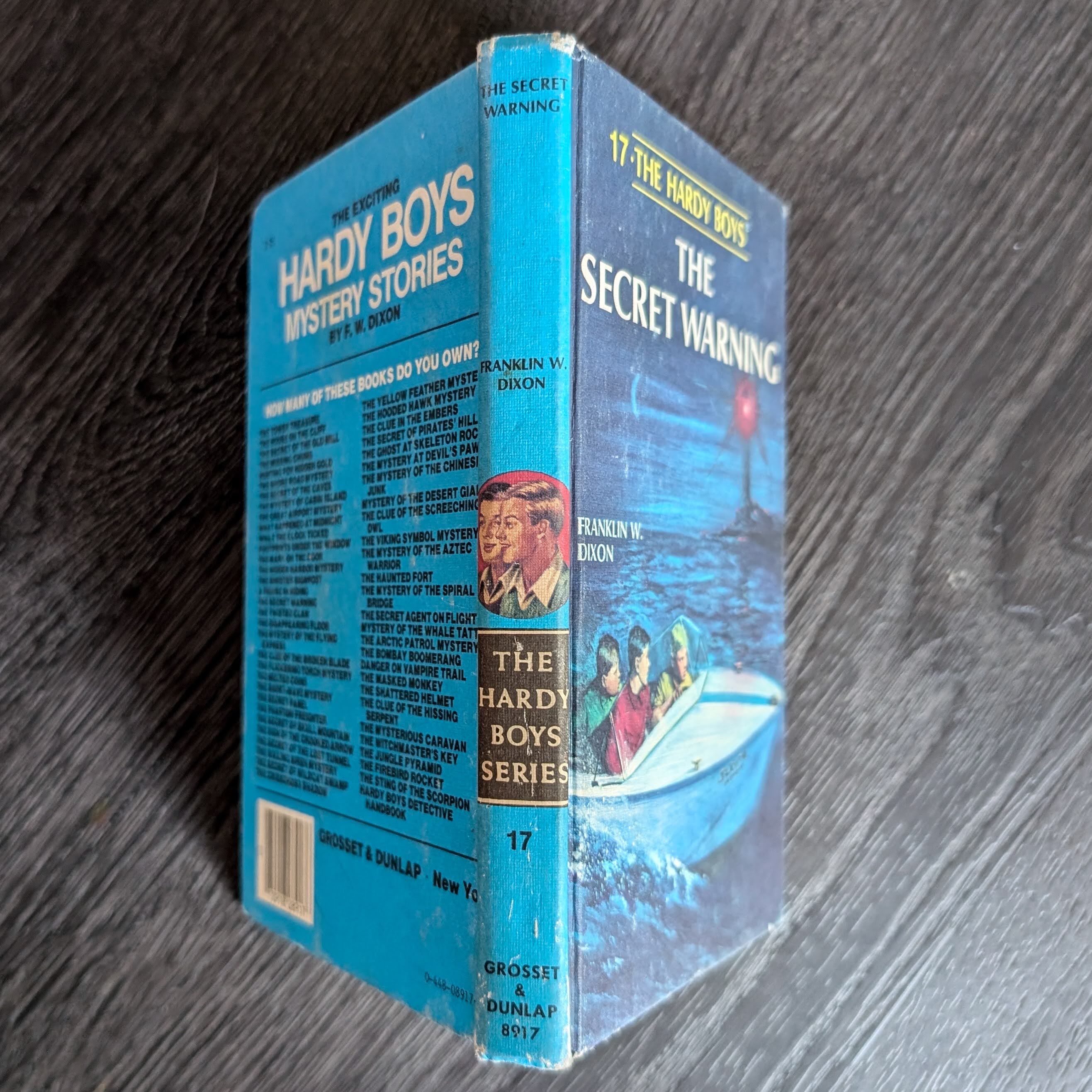 17 The Secret Warning (1966-YN Cameo):  Hardy Boys Book Blue-Back image 1