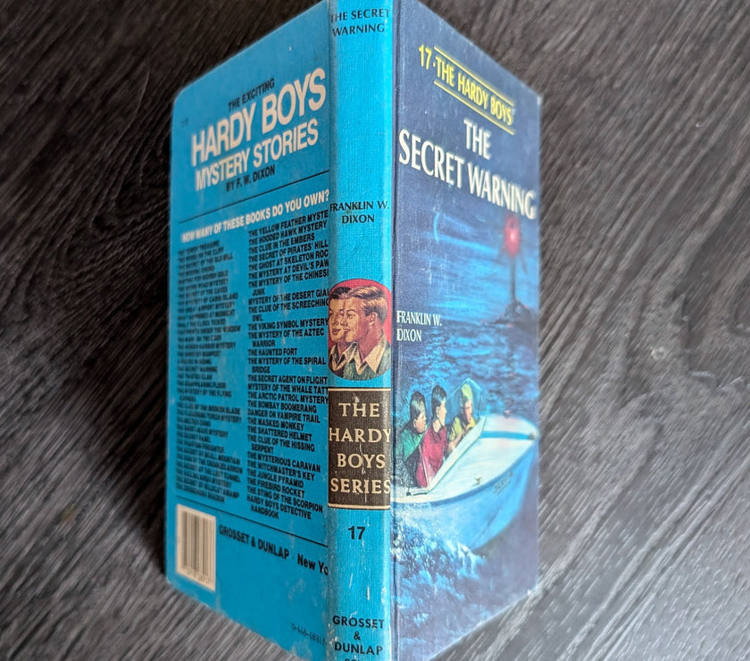 17 The Secret Warning (1966-YN Cameo):  Hardy Boys Book Blue-Back image 1