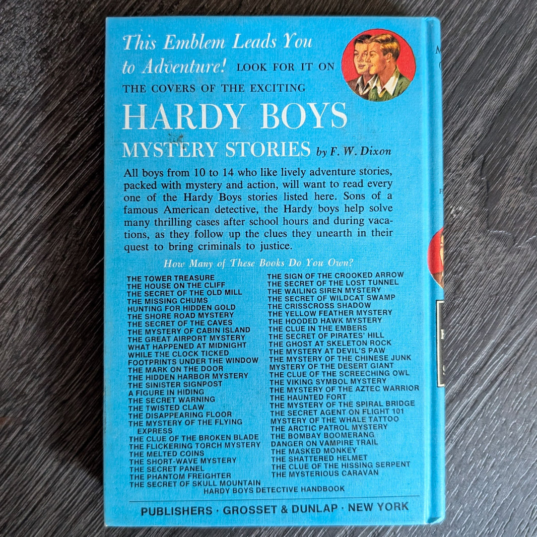04 The Missing Chums (1962-YN): 🕵🏻Vintage Hardy Boys Book Blue-Back image 3