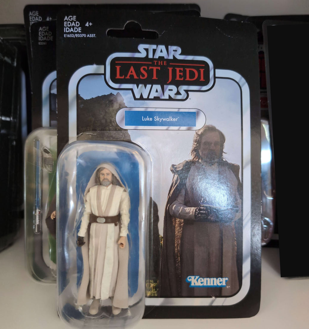 Luke Skywalker Star Wars Vintage Collection action figure Last Jedi with cloak accessory Hasbro