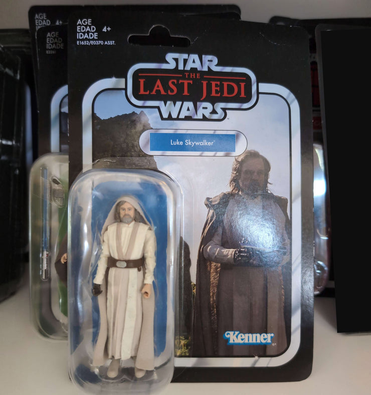 Luke Skywalker Star Wars Vintage Collection action figure Last Jedi with cloak accessory Hasbro