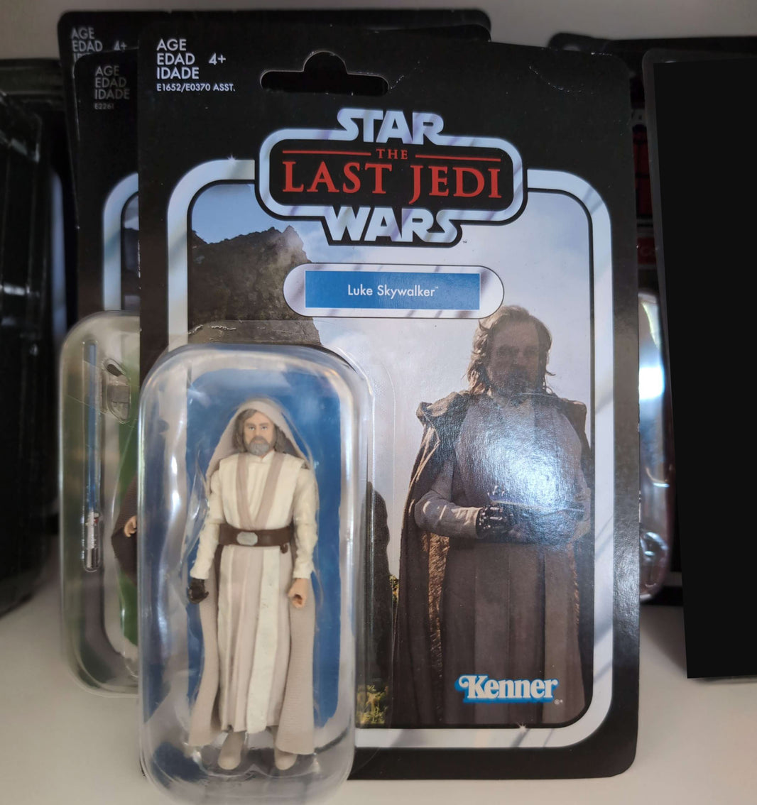Luke Skywalker Star Wars Vintage Collection action figure Last Jedi with cloak accessory Hasbro