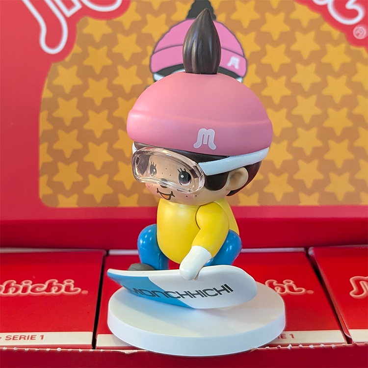 Sekiguchi Monchhichi Boy Snowboarding vinyl figure wearing pink helmet and goggles on white snow-themed base