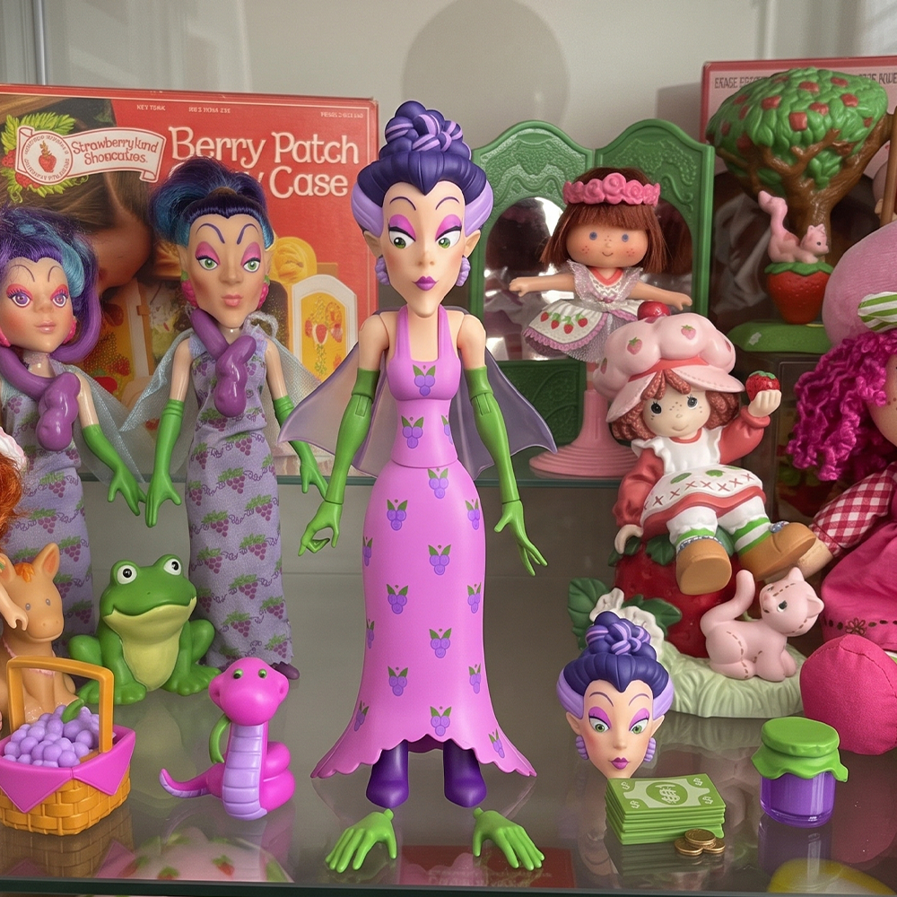 Sour Grapes DELUXE Strawberry Shortcake Action Figure 1:12 With Accessories by Boss Fight Studio Llc