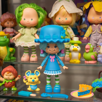 Blueberry Muffin Strawberry Shortcake DELUXE Action Deluxe Figure 1:12 blue-haired figure in display case