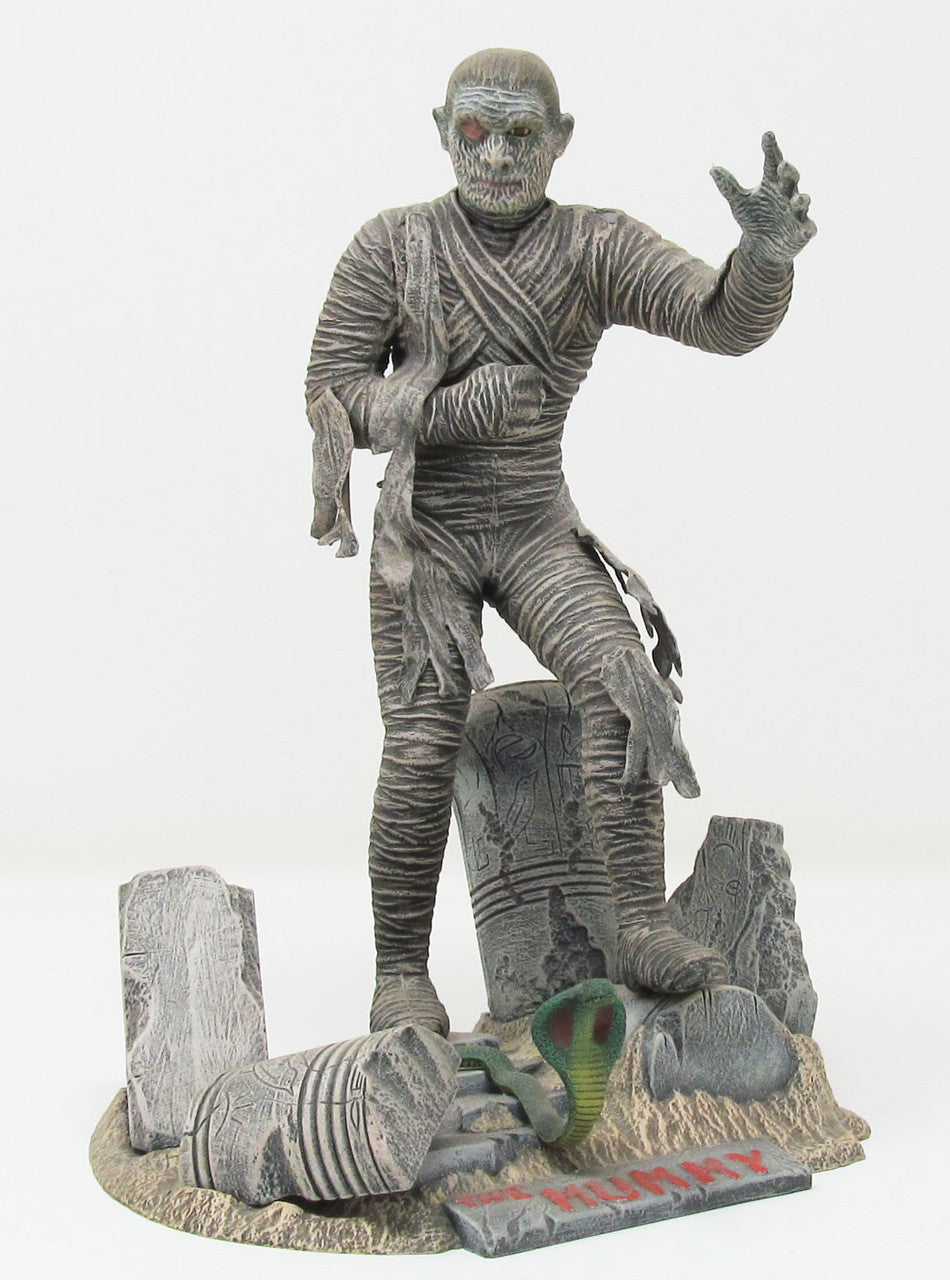 Atlantis Glow in the Dark Mummy Model Kit 1/8 Scale Aurora Tooling USA Made with weathered mummy and tombstone scene