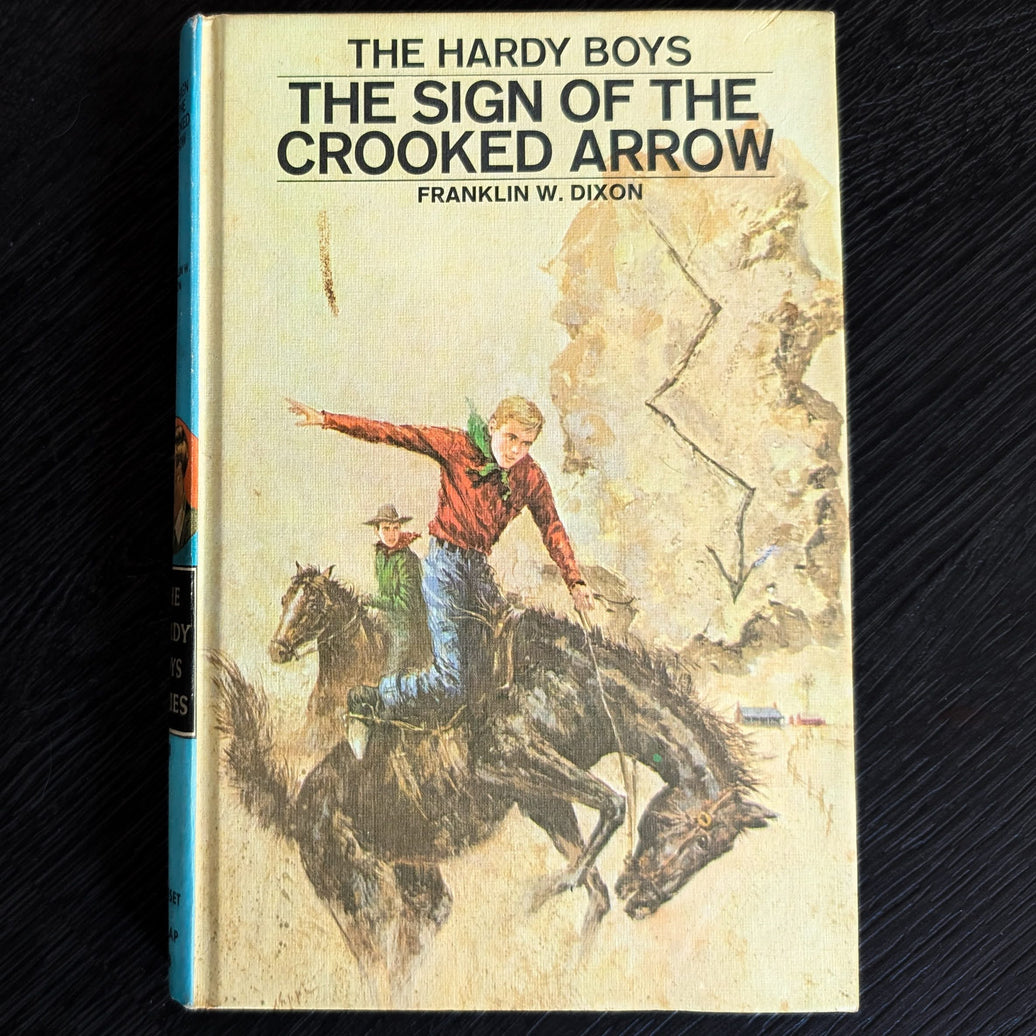 28 The Sign of the Crooked Arrow (1970):  Vintage Hardy Boys Book Blue-Back image 0