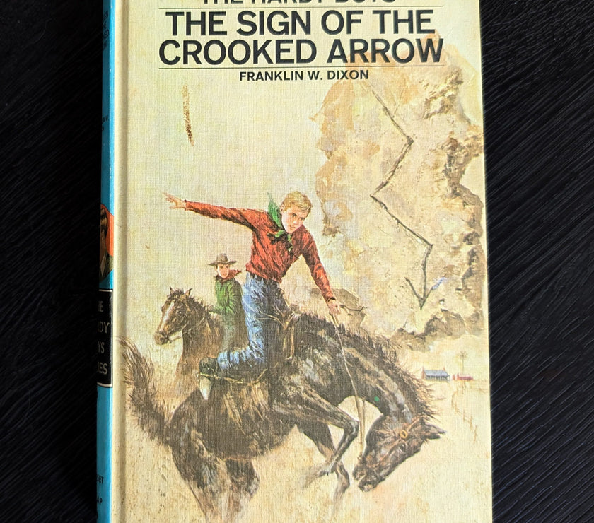 28 The Sign of the Crooked Arrow (1970):  Vintage Hardy Boys Book Blue-Back image 0