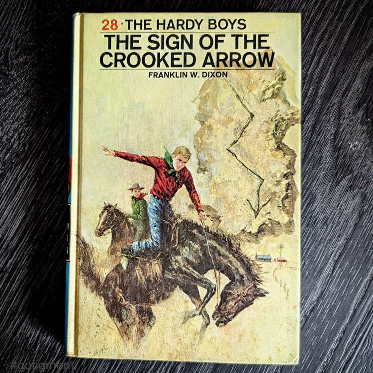 28 The Sign of the Crooked Arrow (1970 Red Number):  Hardy Boys Book Blue image 0