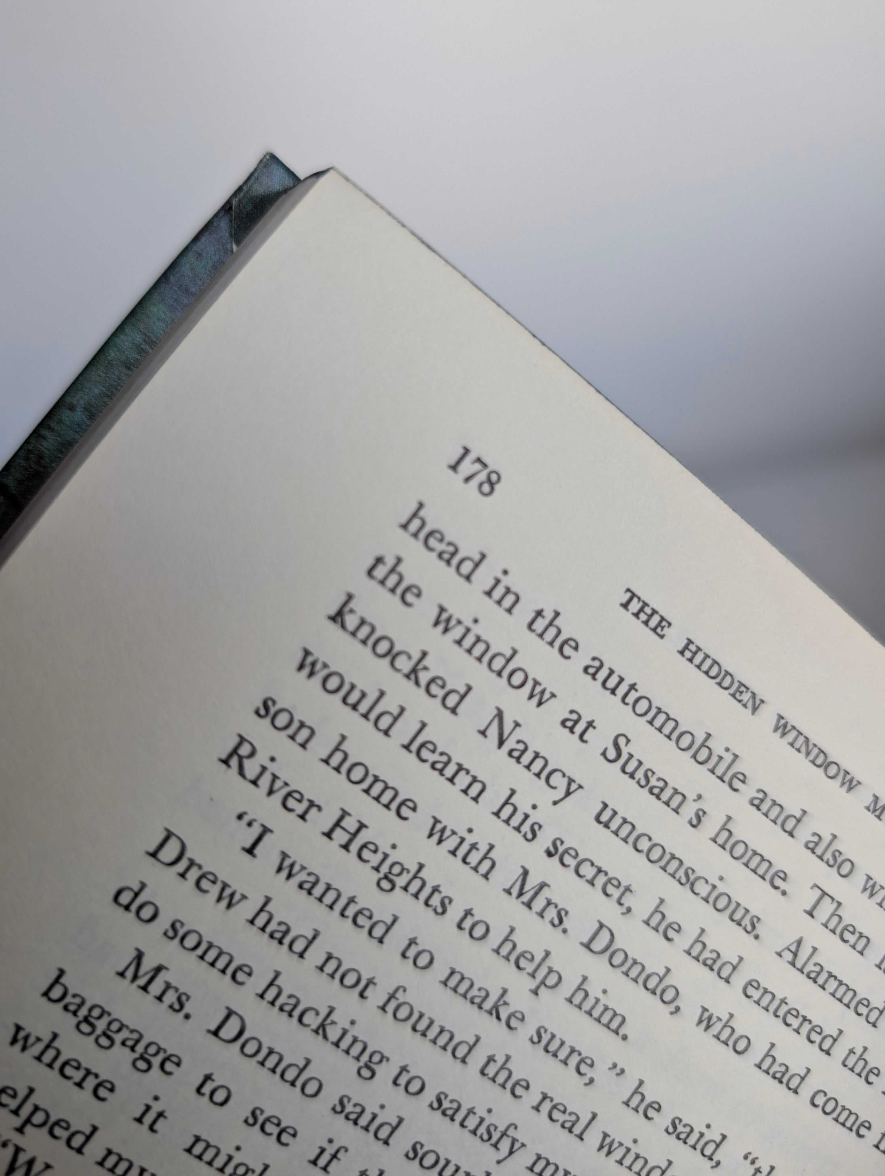 34 The Hidden Window Mystery Nancy Drew Book -1956/1975 (white-endpages)